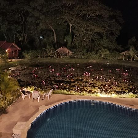 Bua Daeng Homestay Resort Kumphawapi 외부 사진
