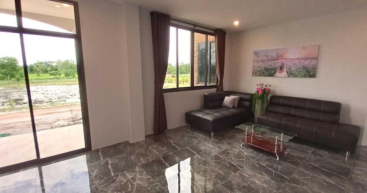 Bua Daeng Homestay Resort Kumphawapi 외부 사진