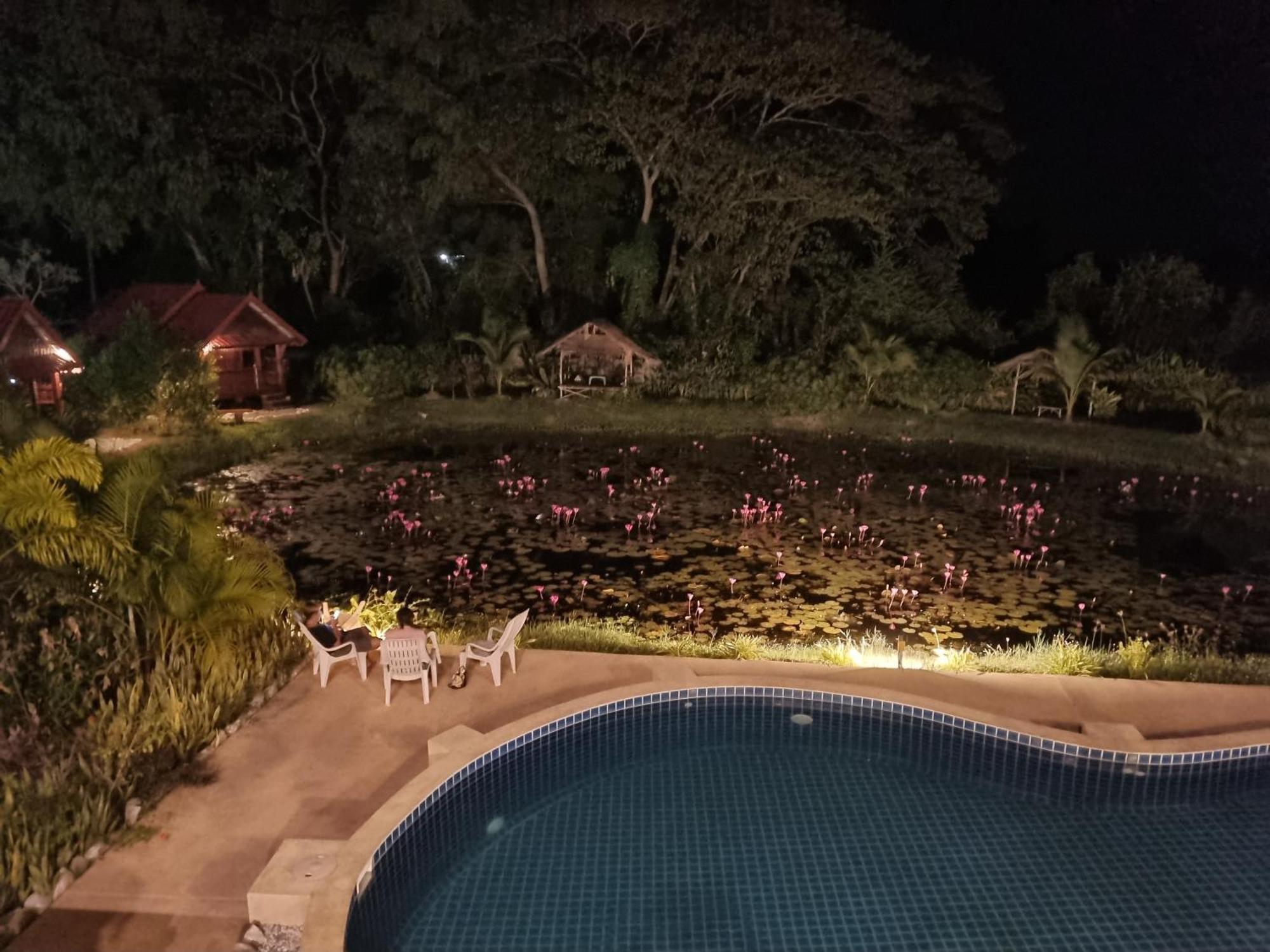 Bua Daeng Homestay Resort Kumphawapi 외부 사진