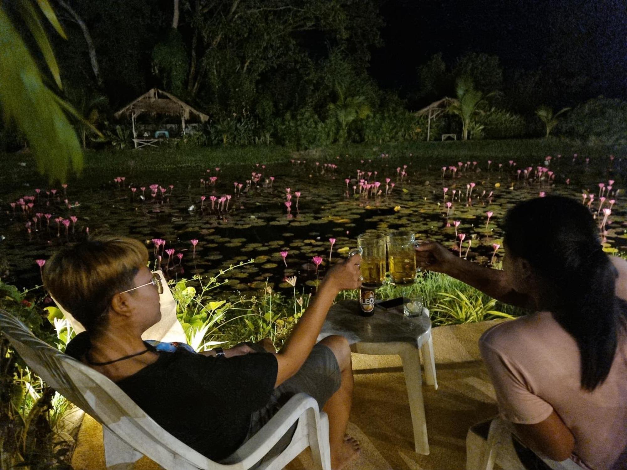 Bua Daeng Homestay Resort Kumphawapi 외부 사진