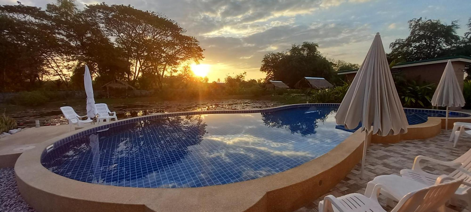 Bua Daeng Homestay Resort Kumphawapi 외부 사진