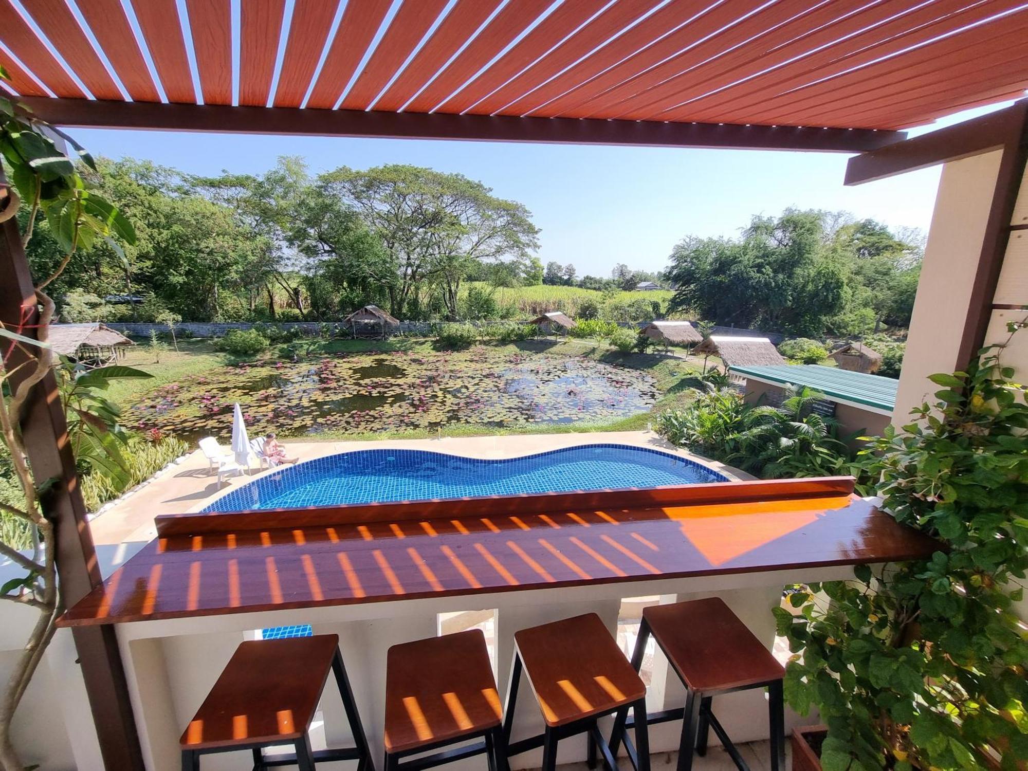 Bua Daeng Homestay Resort Kumphawapi 외부 사진