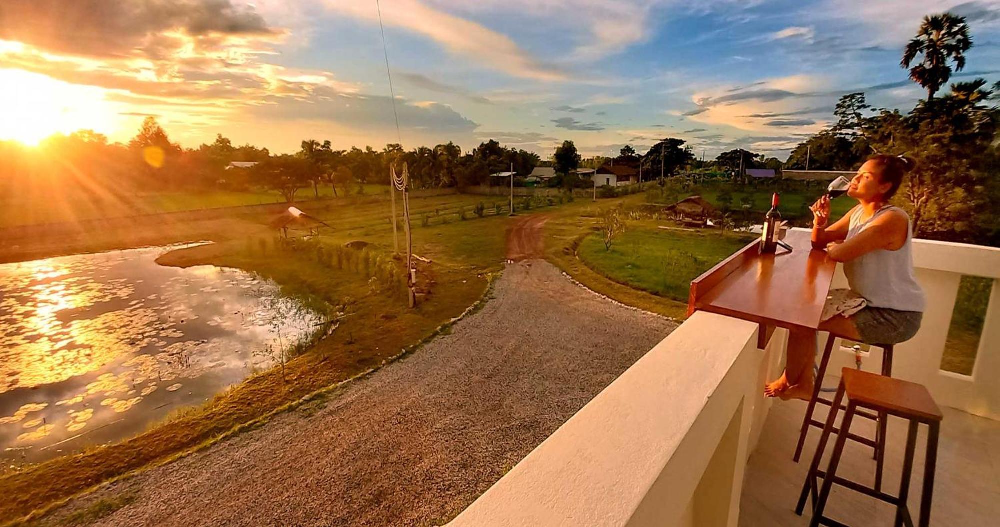 Bua Daeng Homestay Resort Kumphawapi 외부 사진