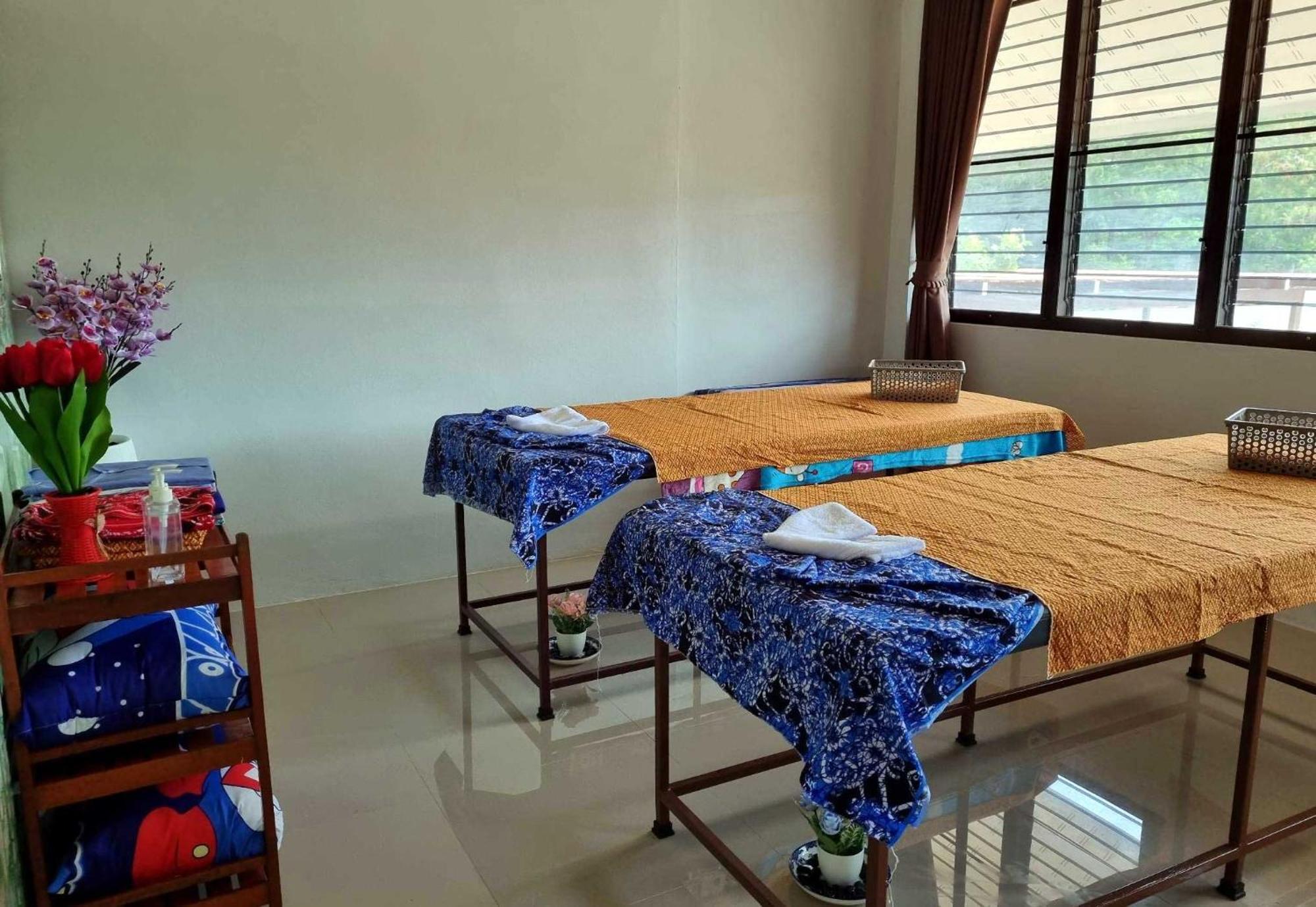Bua Daeng Homestay Resort Kumphawapi 외부 사진