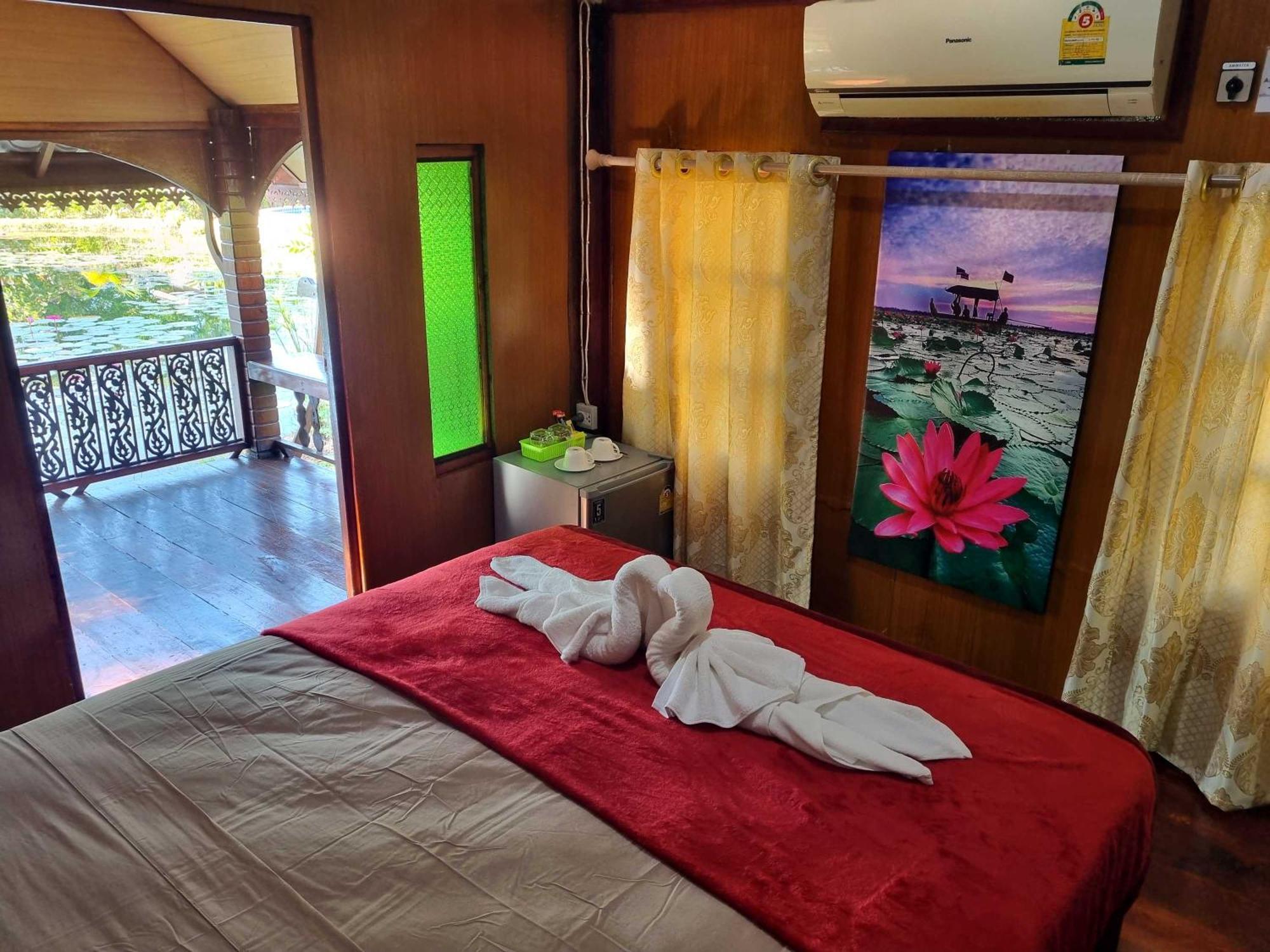Bua Daeng Homestay Resort Kumphawapi 외부 사진