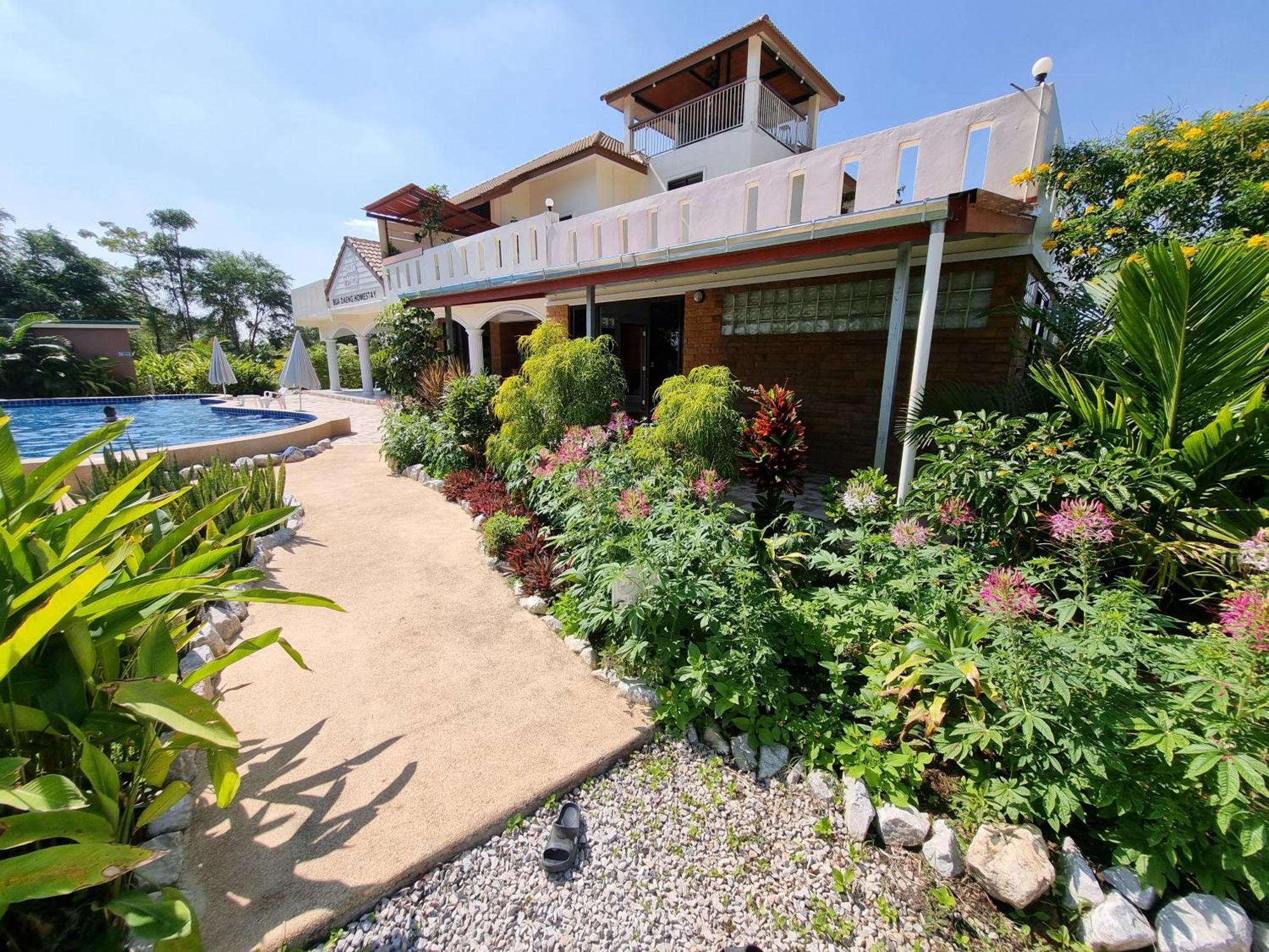 Bua Daeng Homestay Resort Kumphawapi 외부 사진