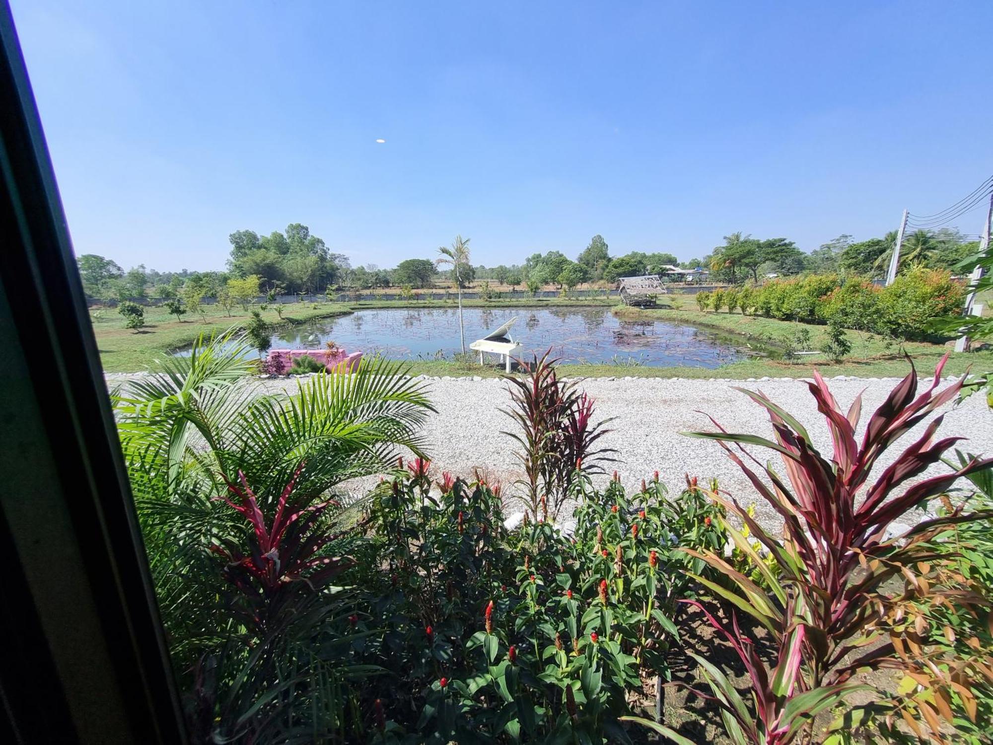 Bua Daeng Homestay Resort Kumphawapi 외부 사진