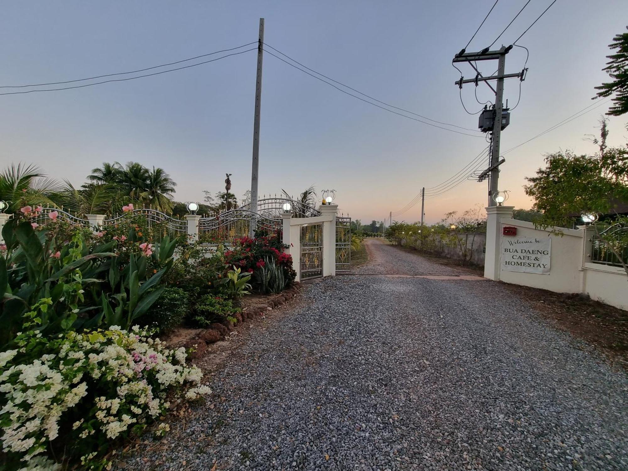 Bua Daeng Homestay Resort Kumphawapi 외부 사진